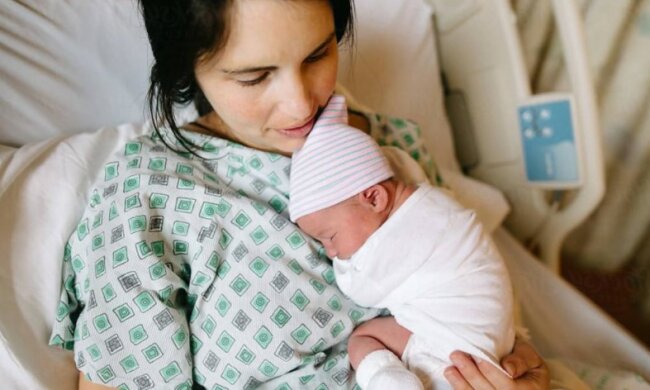 Młoda mama szczęśliwie przytula długo wyczekiwanego noworodka i zdaje sobie sprawę, że to nie jest jej syn