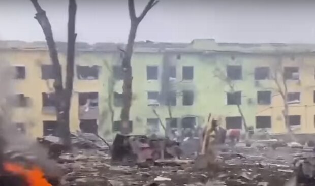 Zbombardowany szpital w Mariupolu/YouTube @ Guardian News