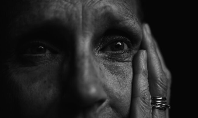 Z życia wzięte. "Mieszkam w domu opieki już kilka lat": Cały czas czekam chociaż na telefon od córki. Zrobiłam dla niej wszystko