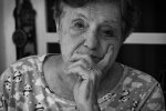 Z życia wzięte. Syn zaprosił mnie na rodzinny obiad po dwóch latach milczenia. Zanim podano deser, jego żona położyła przede mną teczkę