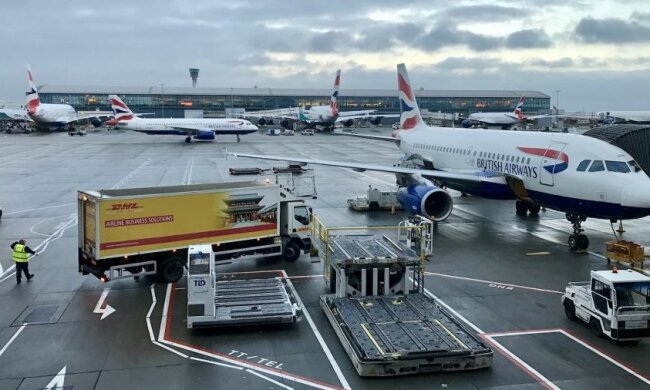 Jeden z pasażerów popularnych linii lotniczych zataił, że ma koronawirusa. Spotkała go sroga kara