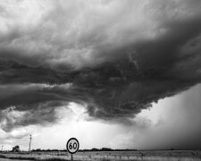 Tornado wyrwało okno w wieżowcu. Mężczyzna wypadł z mieszkania na 12. piętrze. Przerażające nagranie