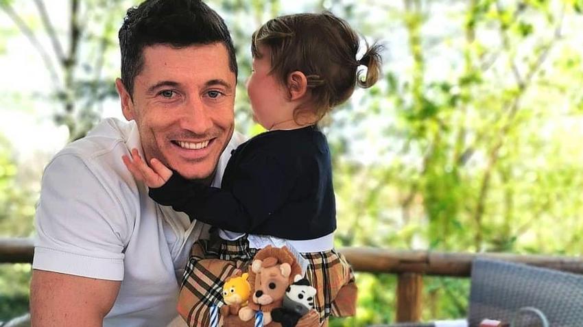 Robert Lewandowski spaceruje z córeczką po ulicach ...