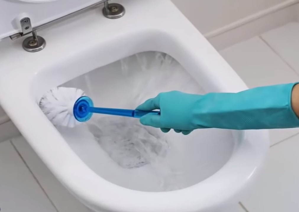 Jedna łyżeczka do toalety na noc. Rano będzie lśnić jak nowy