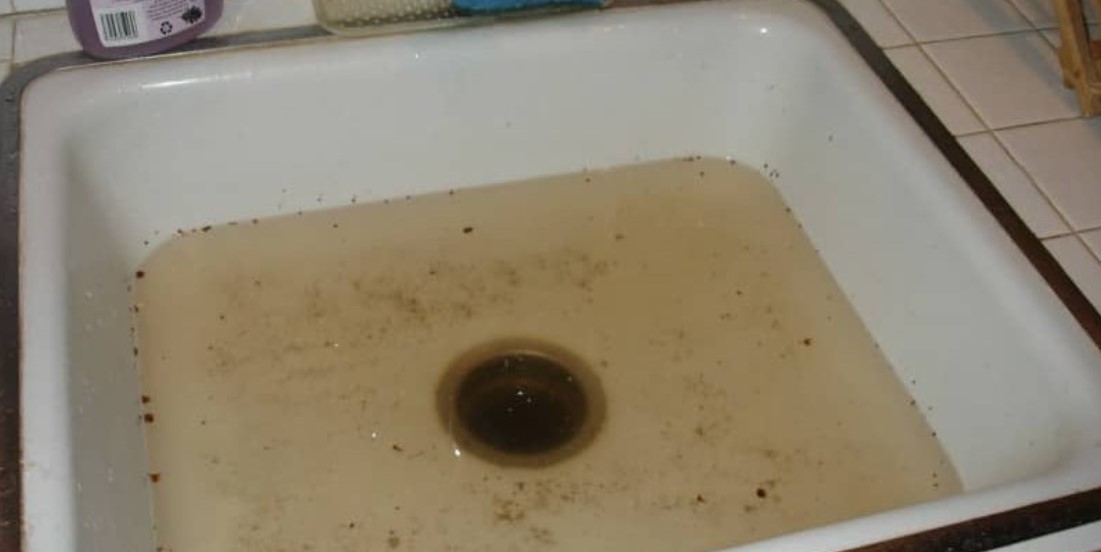 Wlej szklankę do odpływu, a zator zniknie jak ręką odjął. Przepychacz nie będzie już potrzebny