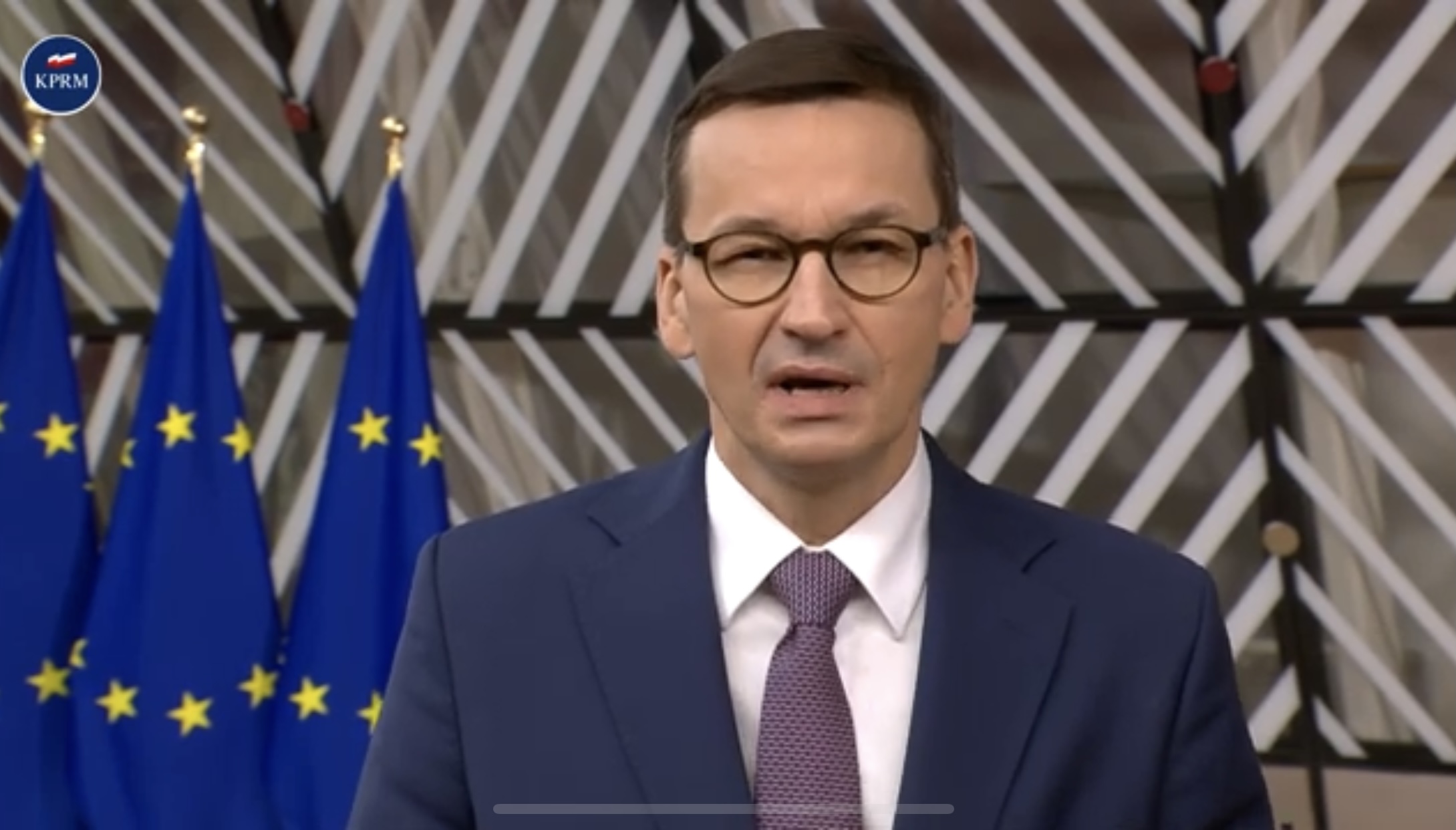 Mateusz Morawiecki przyłapany na ulicach Warszawy. Towarzyszył mu ochroniarz. Jeden szczegół przykuł uwagę