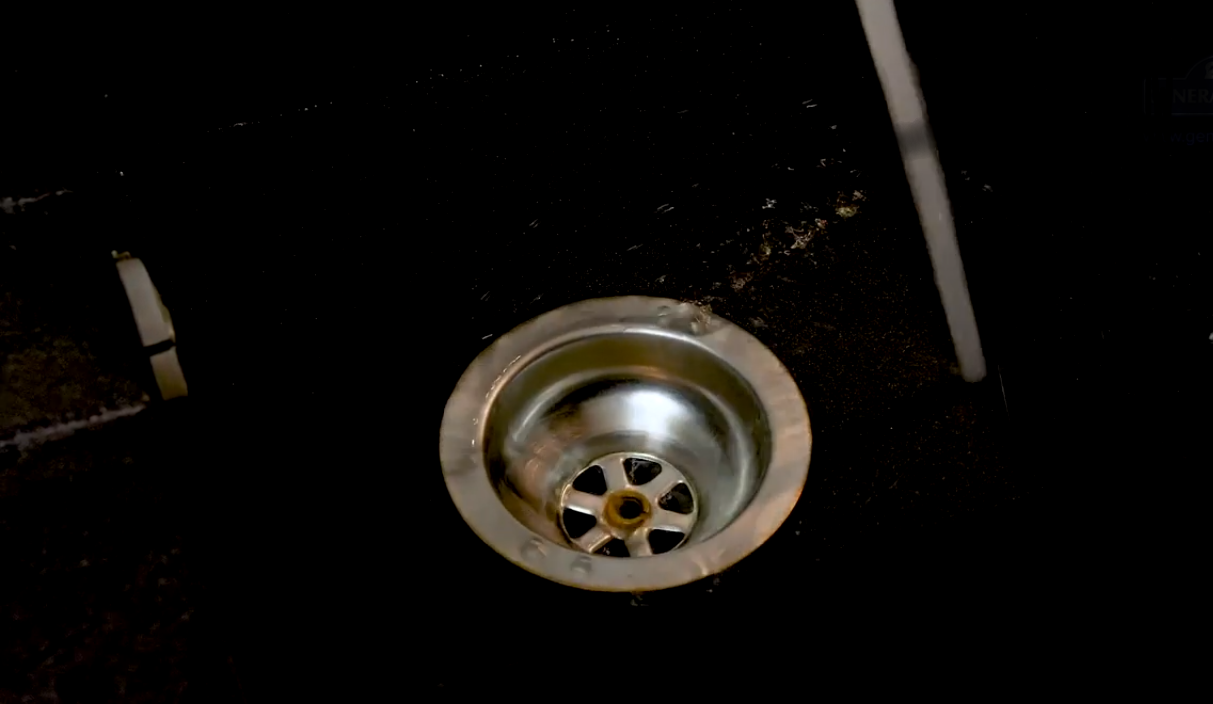 Jedna szklanka wystarczy! Wlej to do zlewu, a rury znów będą drożne