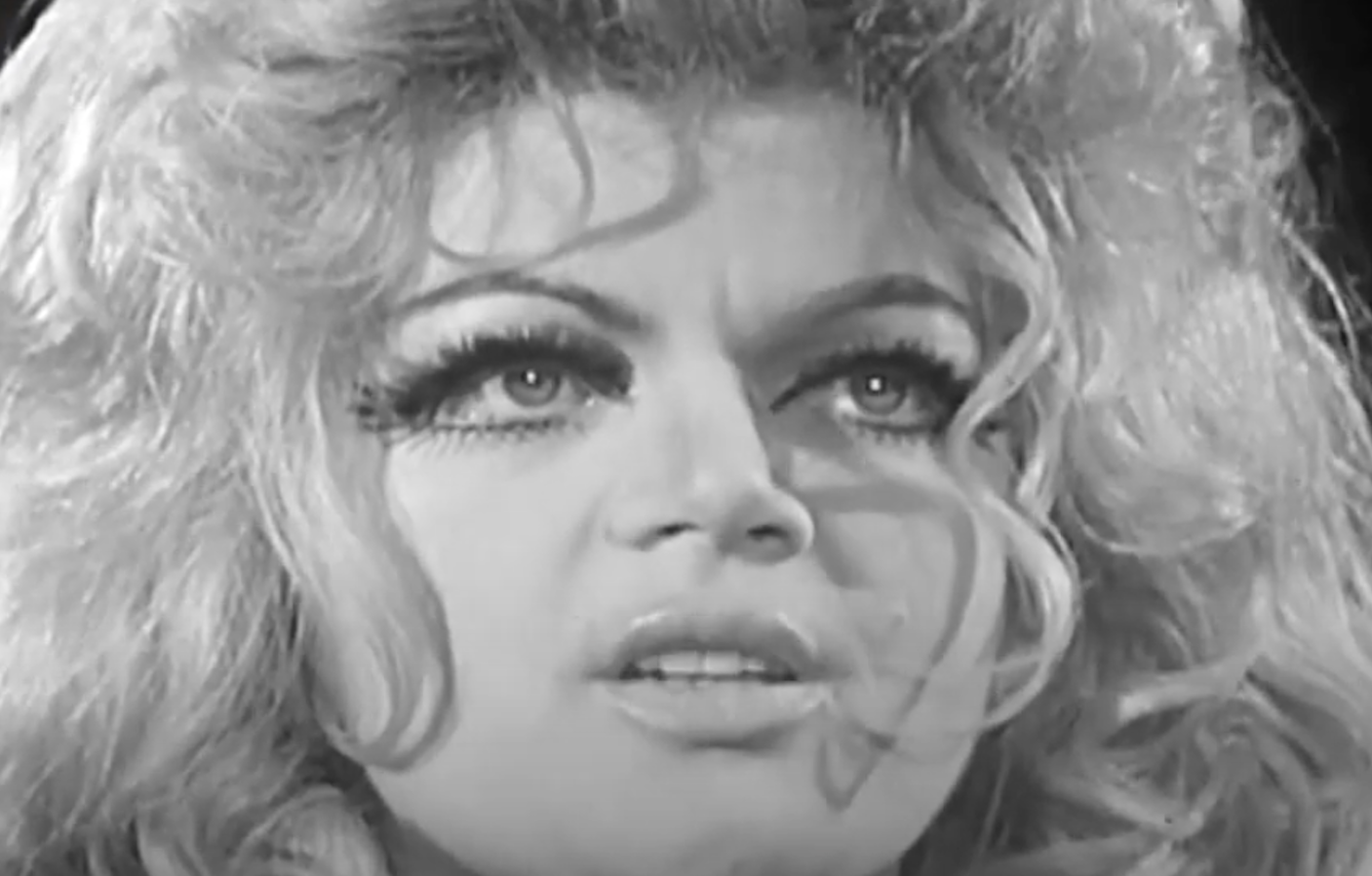 Jak po latach wygląda miejsce spoczynku znanej artystki? Czy fani