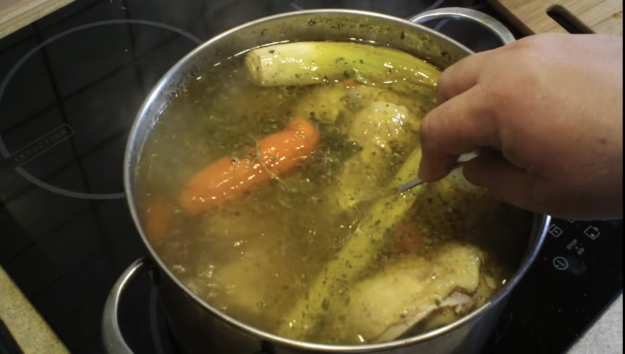 Przedszkolna kucharka pokazała trik na rosół. Jedni zachwyceni, inni krytykują