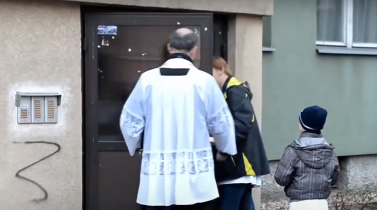 Kolęda krok po kroku. Jak przygotować dom na wizytę księdza