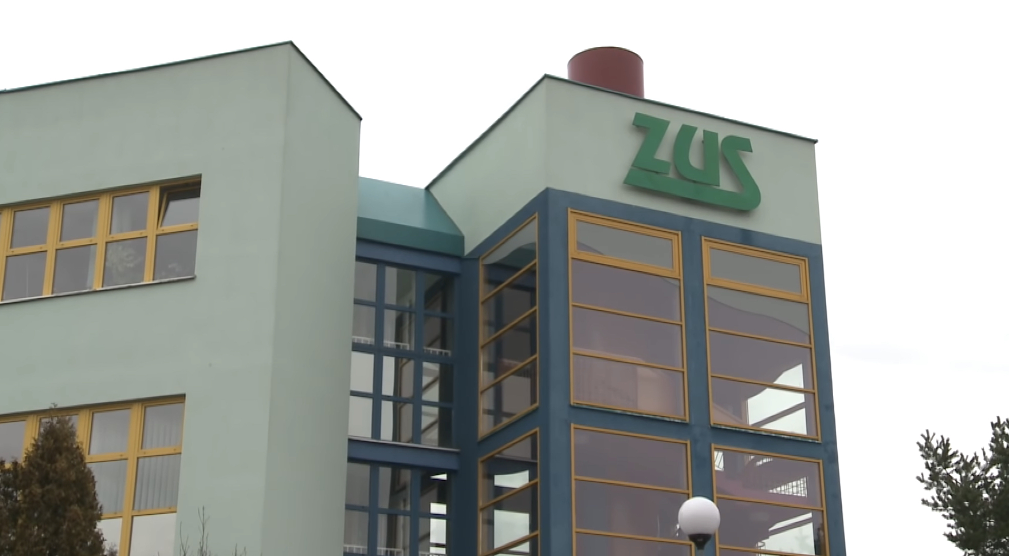 ZUS wysyła seniorom ważne decyzje. W niektórych przypadkach trzeba będzie oddać trzynastkę