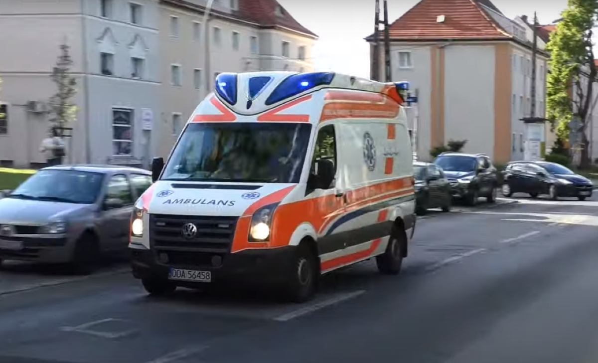 Odeszła, czekając na transport medyczny. NFZ reaguje po kontroli w szpitalu