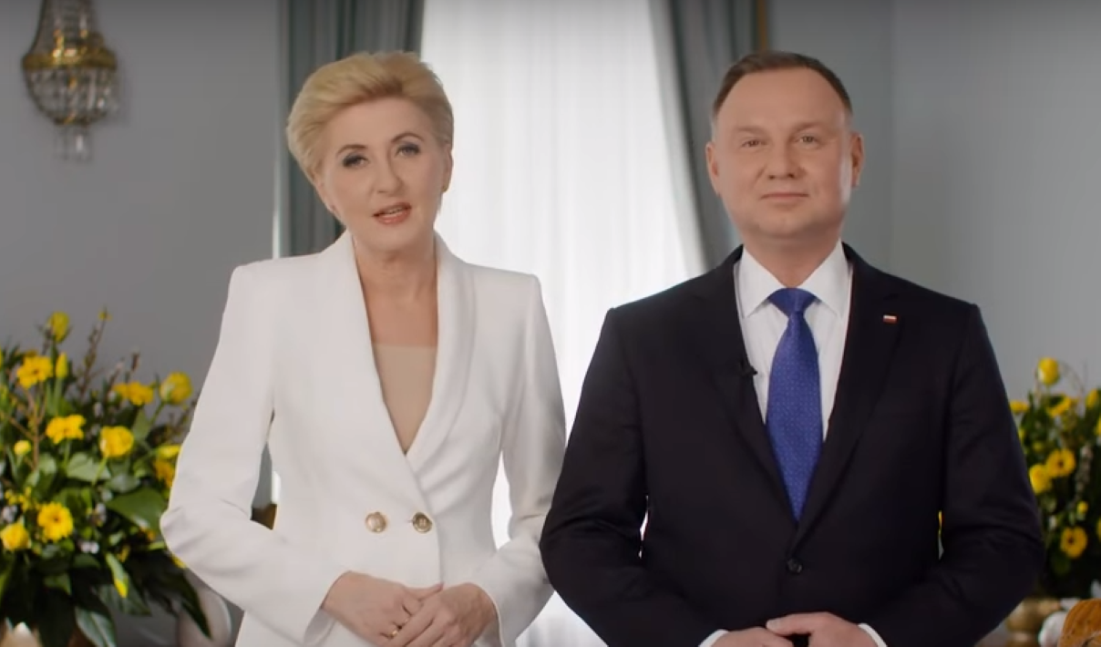 Gest Agaty Dudy poruszył obecnych. Pierwsza Dama wręczyła papieżowi szczególny prezent