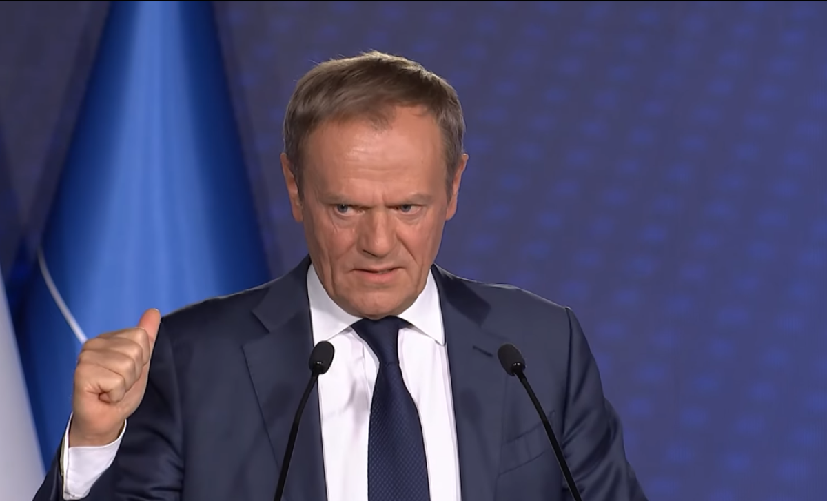 Donald Tusk uczcił dzień flagi w wyjątkowy sposób. Nagranie niesie się po sieci