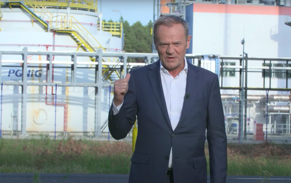 Donald Tusk pojawił się na meczu reprezentacji Polski. Tak przywitała go część polskich kibiców