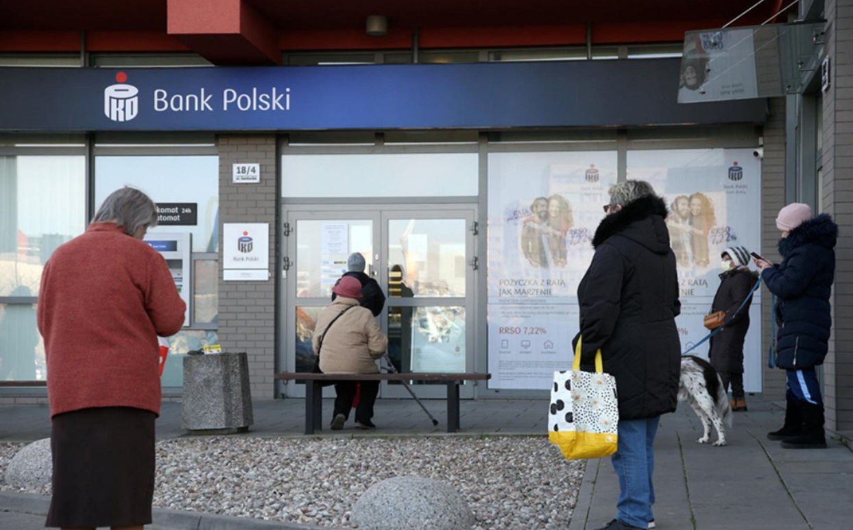 Popularny polski bank wydał pilny komunikat dla klientów. Zacznie się dziś o 22:00