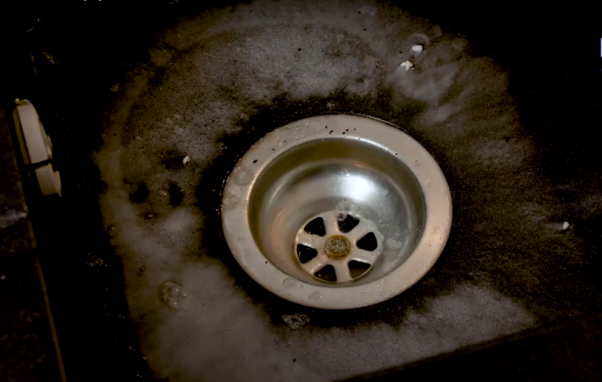 Magiczny trik na zapchany odpływ. 5 kropli wystarczy, by woda znów płynęła swobodnie