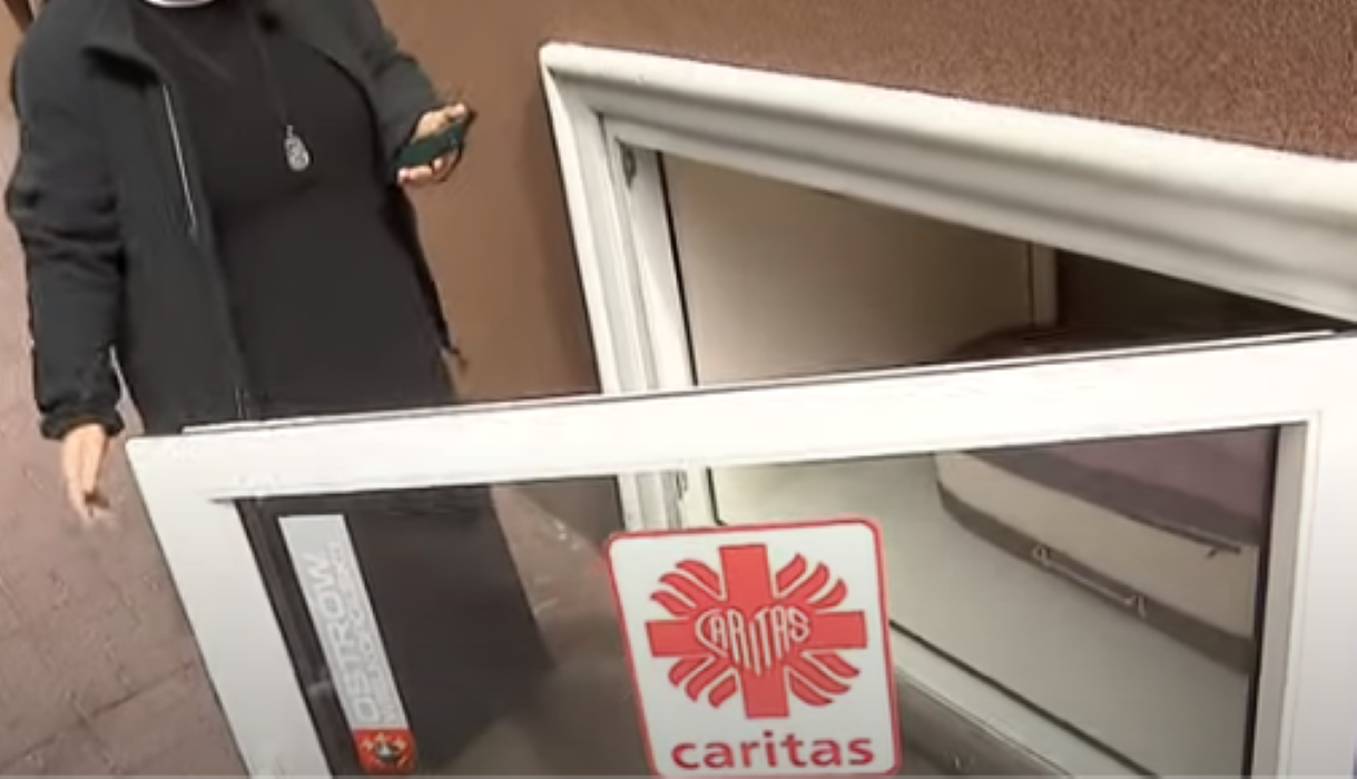 Chłopiec znaleziony w oknie życia. Nie wiadomo, kim jest