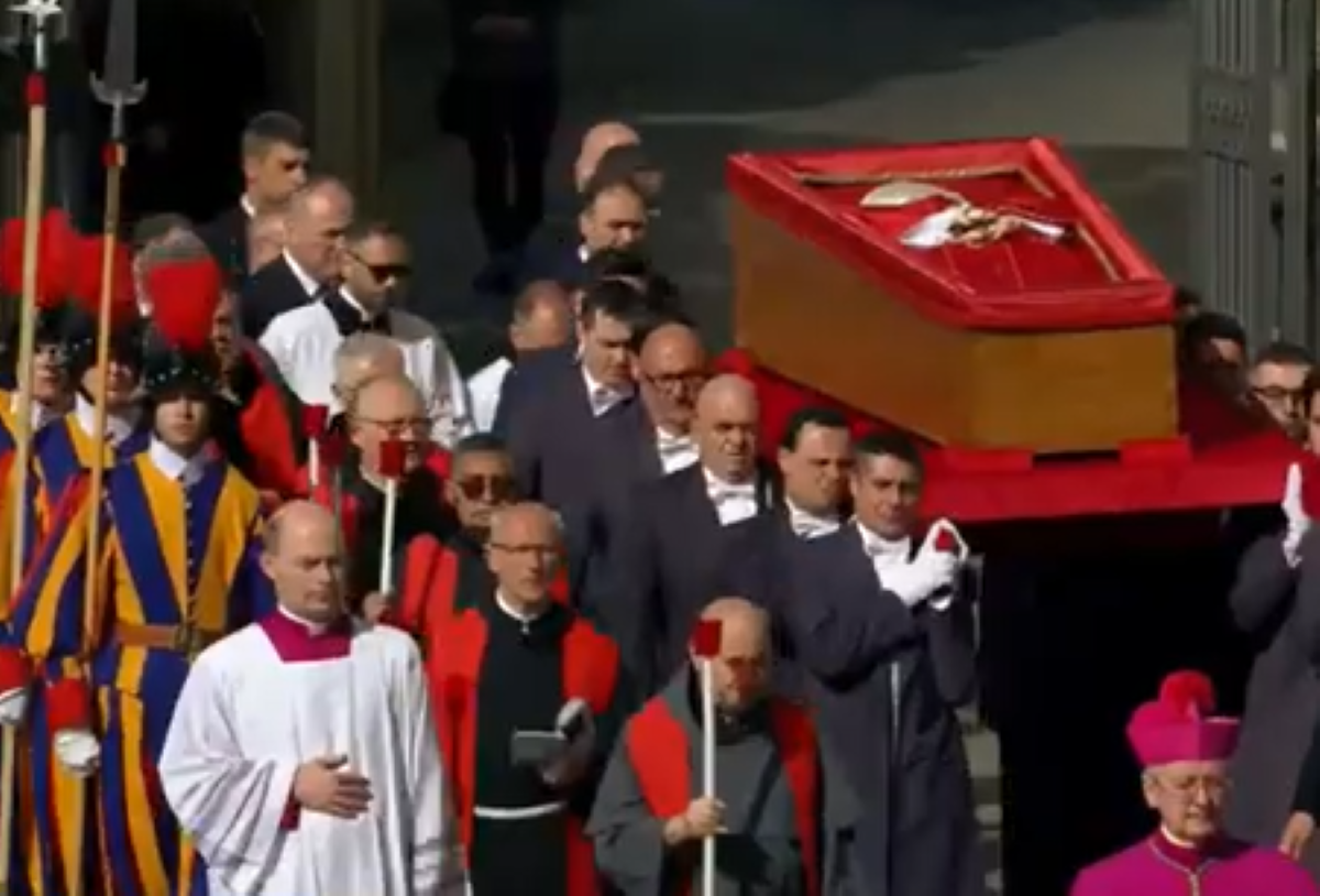 Przez Watykan przeszła uroczysta procesja. Ciało papieża Franciszka przeniesiono