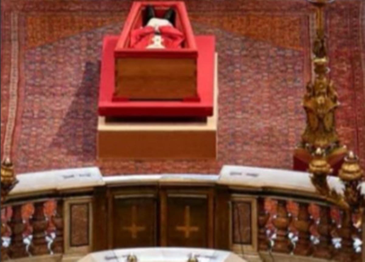 Internauci dopatrzyli się dziwnych symboli za trumną Franciszka. Co oznaczają odwrócone krzyże