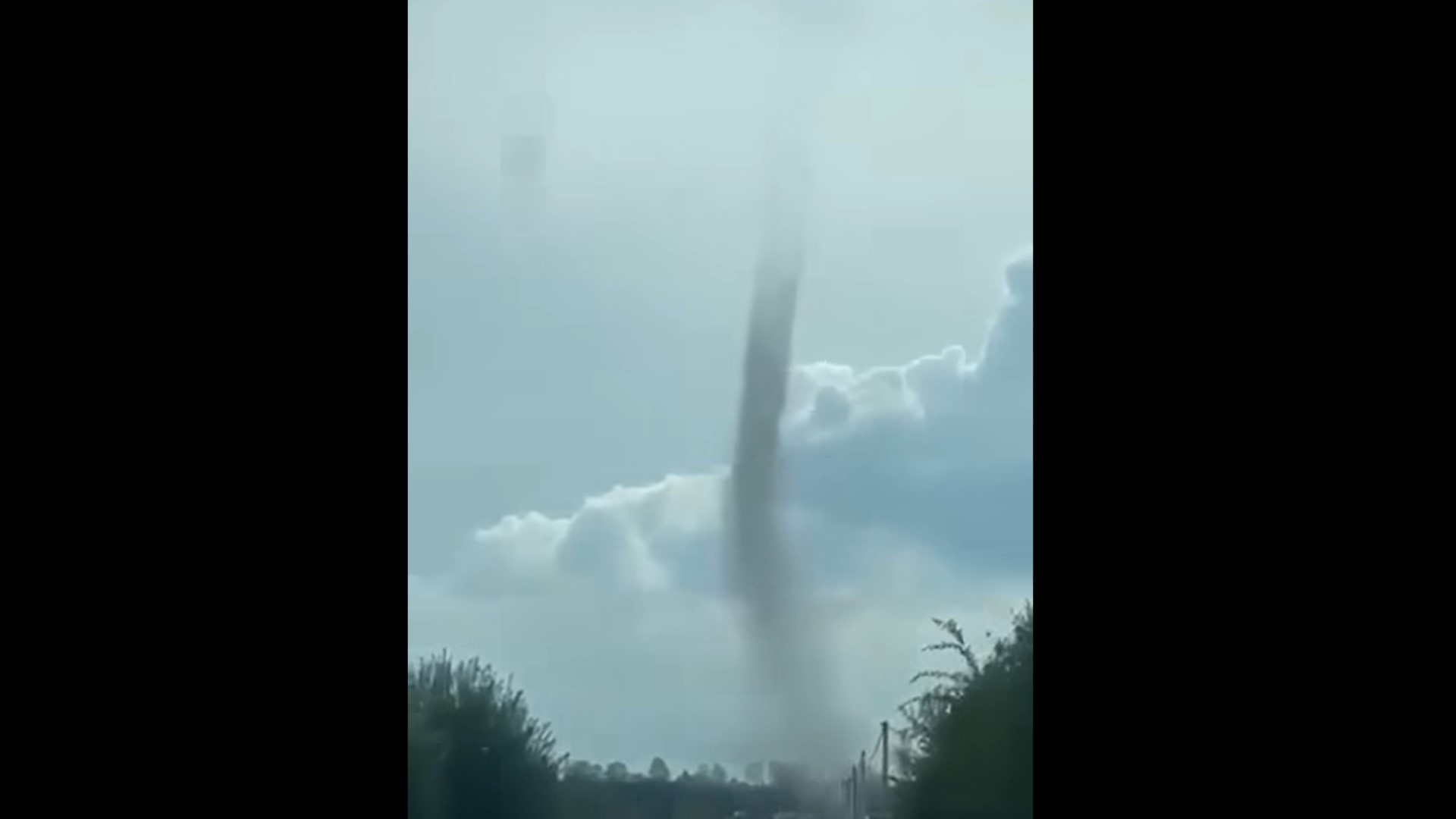 Nagłe zawirowanie powietrza. Kierowca uwiecznił rzadki fenomen