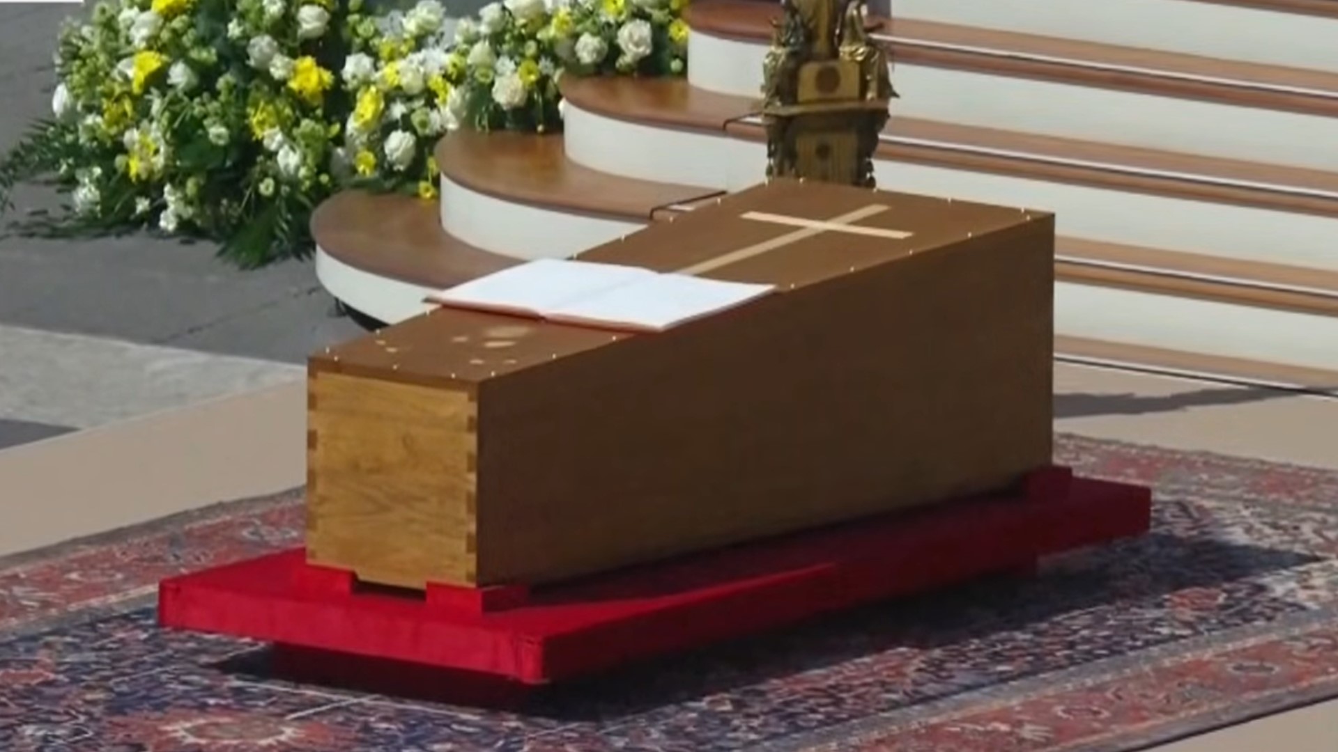 Niezwykła chwila w trakcie konduktu papieża Franciszka. Wszyscy wstrzymali oddech