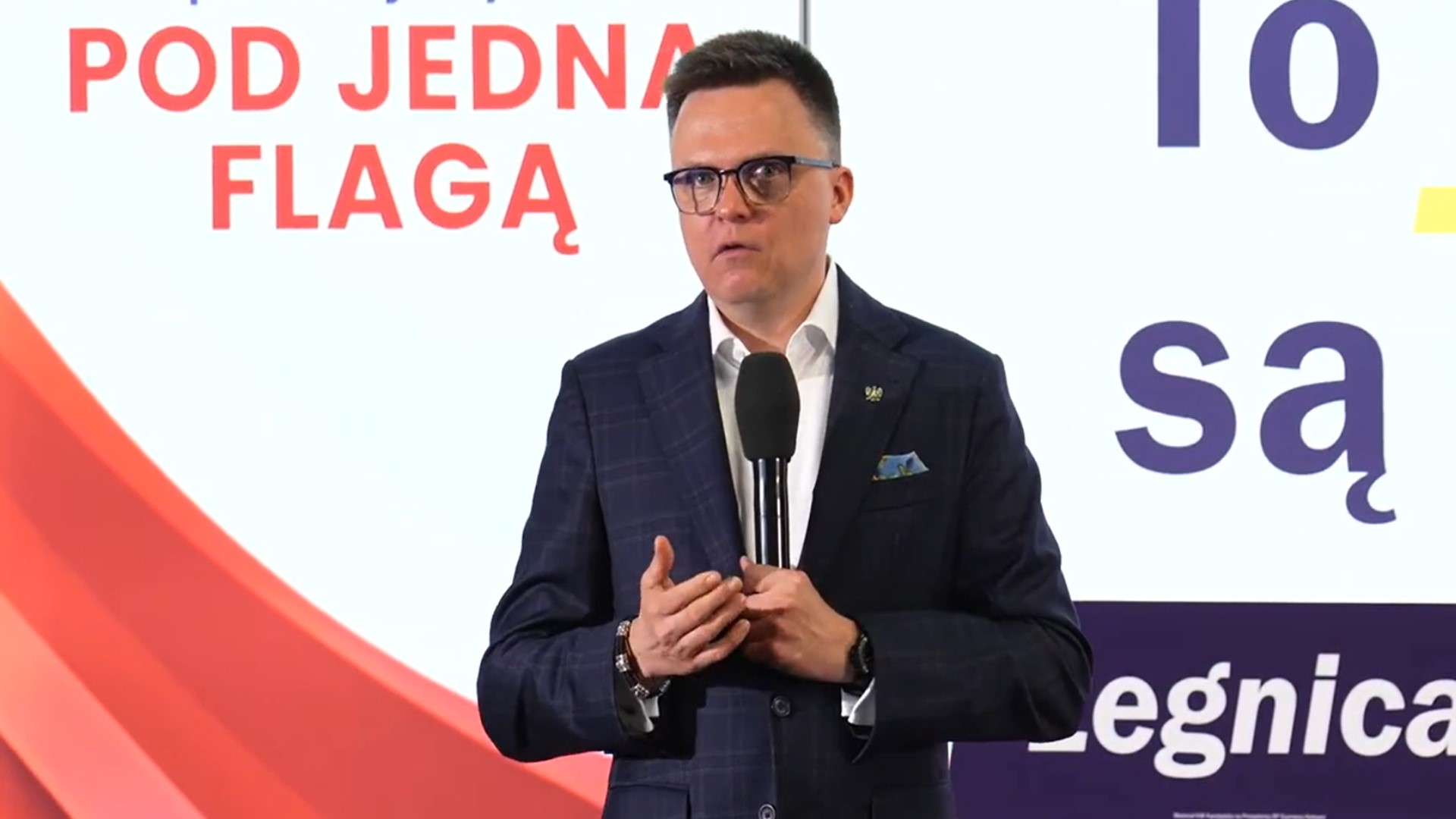 Zachowanie Szymona Hołowni na pogrzebie papieża wywołało burzę. Polacy oburzeni