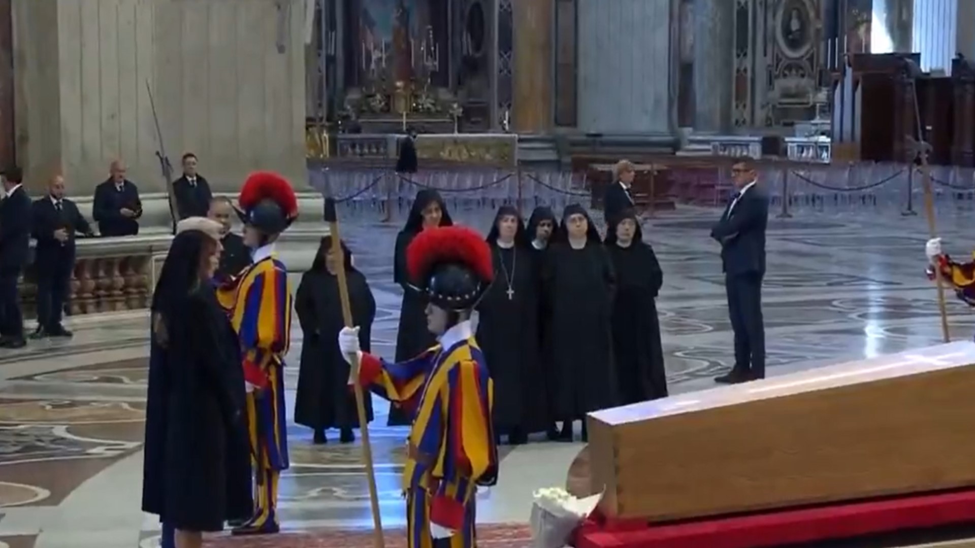 Donald Trump i jego żona oddali hołd papieżowi Franciszkowi. Ten gest obiegł świat