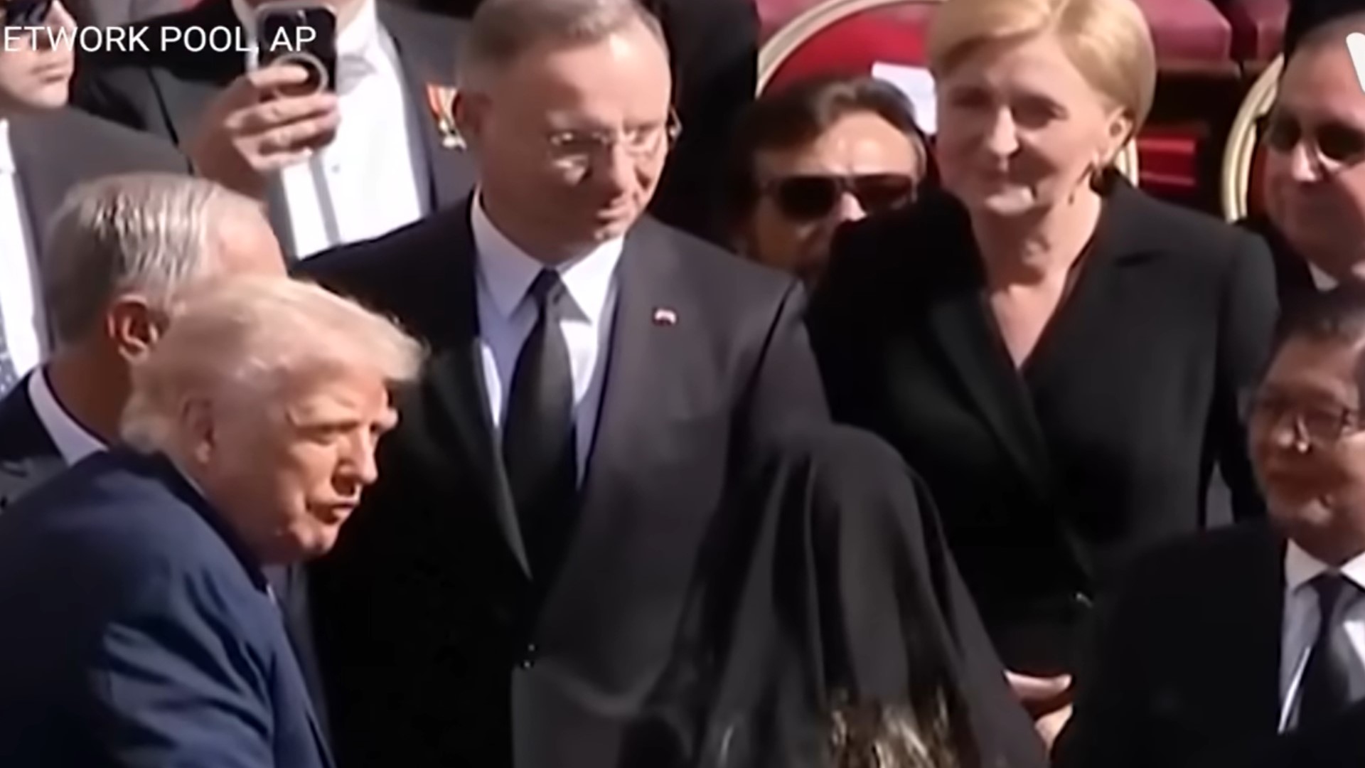 Agata Duda i Melania Trump na pogrzebie papieża Franciszka. Wzrok przykuwała jedna różnica