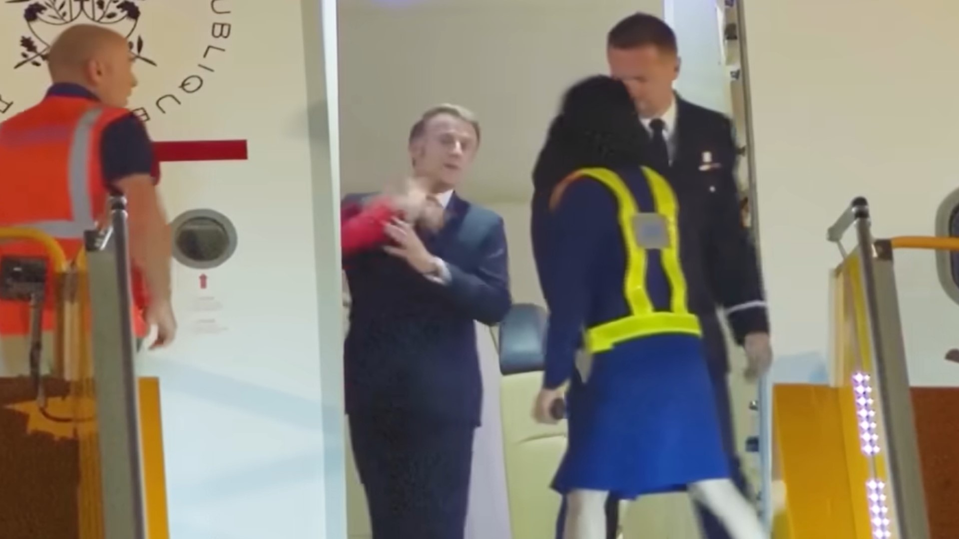 Niecodzienna scena z udziałem francuskiej pary prezydenckiej. Jest reakcja Macrona