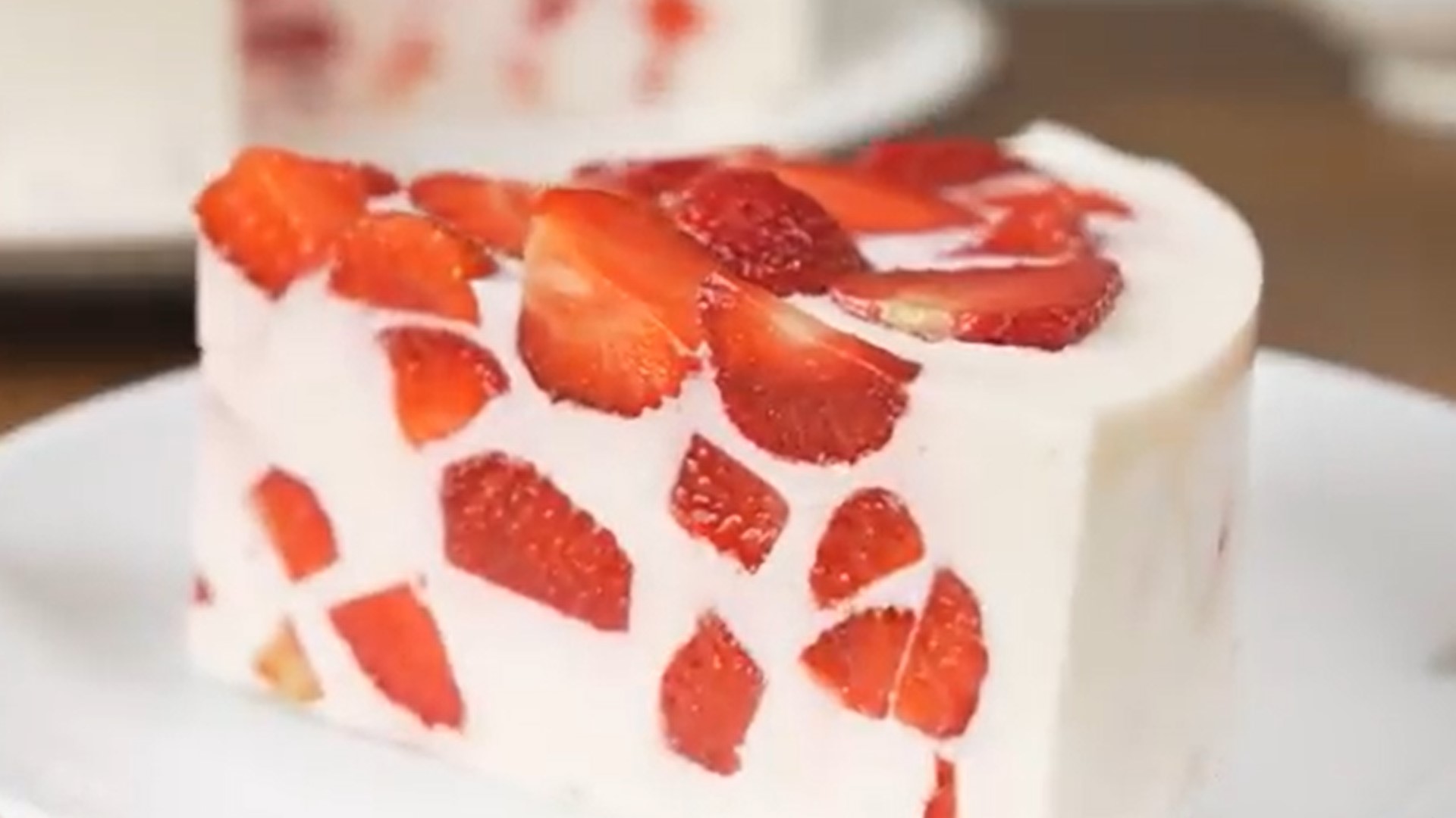 Tort truskawkowy bez pieczenia w 15 minut. Lekki, szybki i pyszny