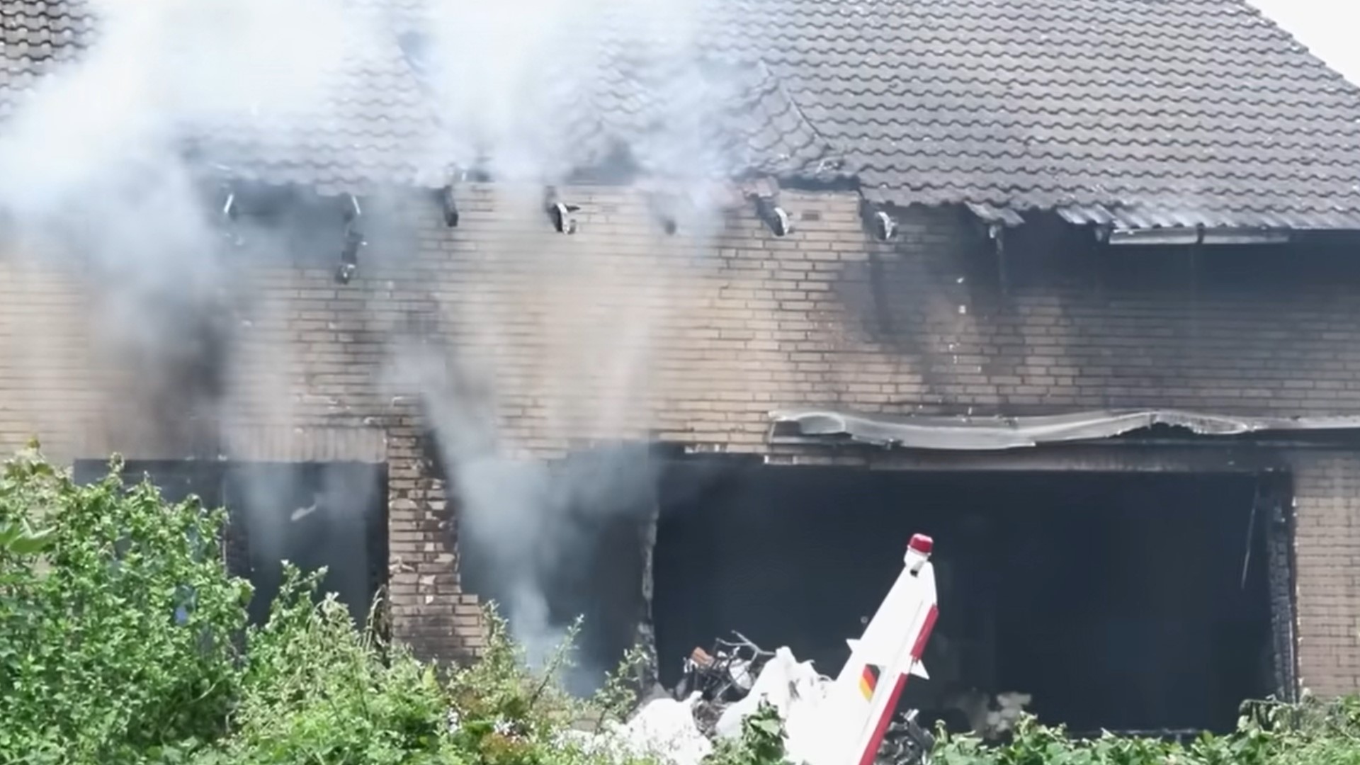 Samolot uderzył w budynek mieszkalny. Nie żyją dwie osoby