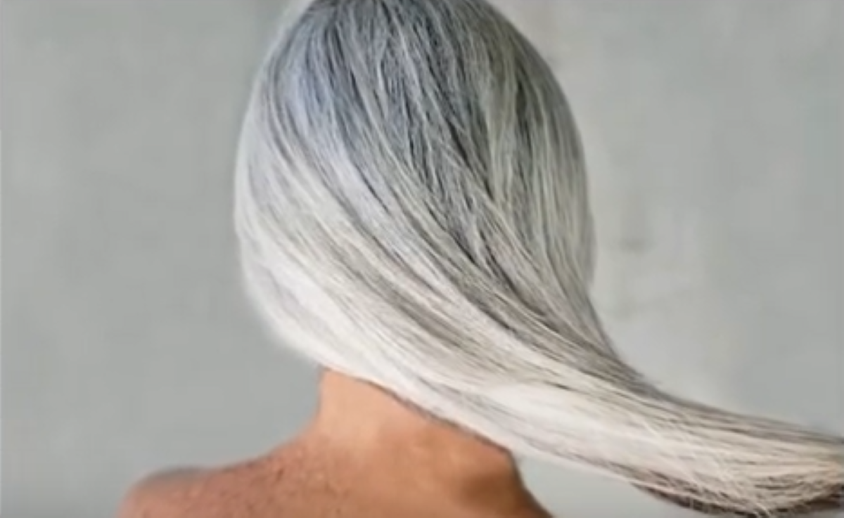 Długie włosy po 60. roku życia. Nie musisz z nich rezygnować. Wystarczy o nie zadbać