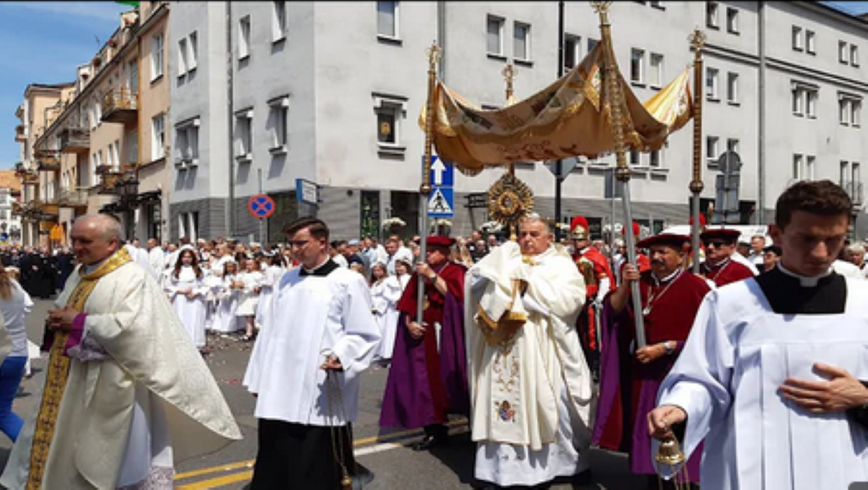 Czy nieobecność na procesji w Boże Ciało jest grzechem. Znany duchowny rozwiewa wszelkie wątpliwości
