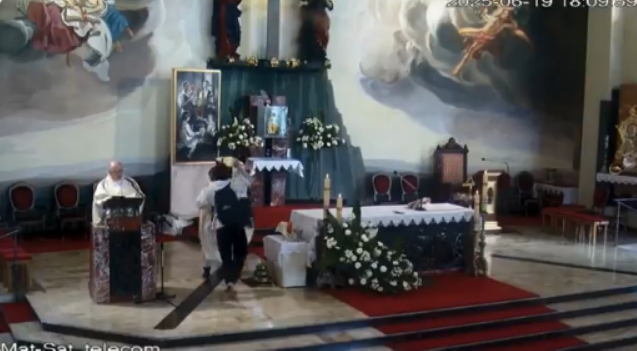 Niecodzienna sytuacja w trakcie uroczystości Bożego Ciała. Mężczyzna rzucił butelką w tabernakulum