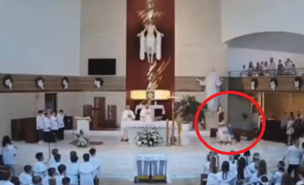 Dziecko zrzuciło figurę Jezusa w trakcie mszy. Duchowni mocno podzieleni