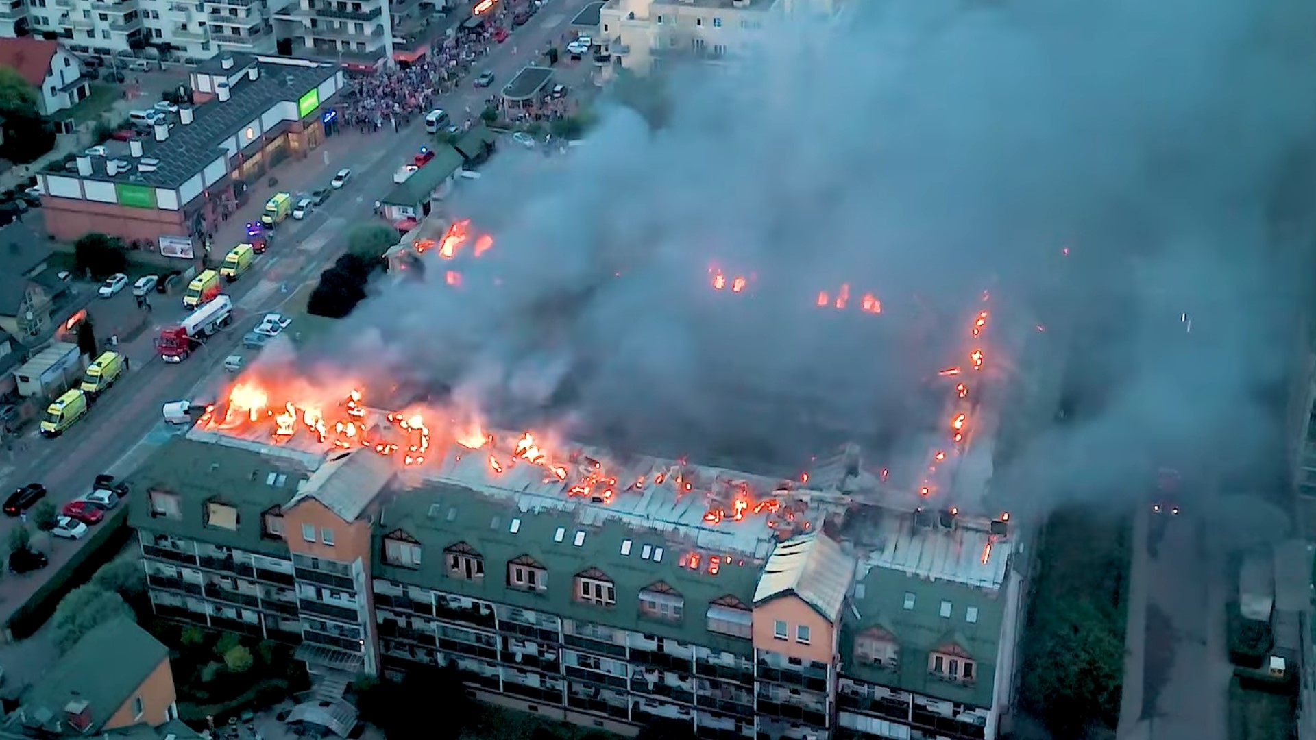 Ząbki. Pożar bloku w centrum uwagi. Służby komentują możliwość podpalenia