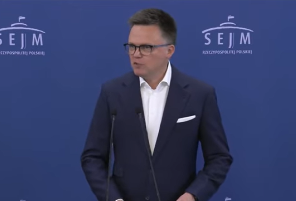 To on miał stać za rozmowami Szymona Hołowni z politykami PiS. Pada konkretne nazwisko