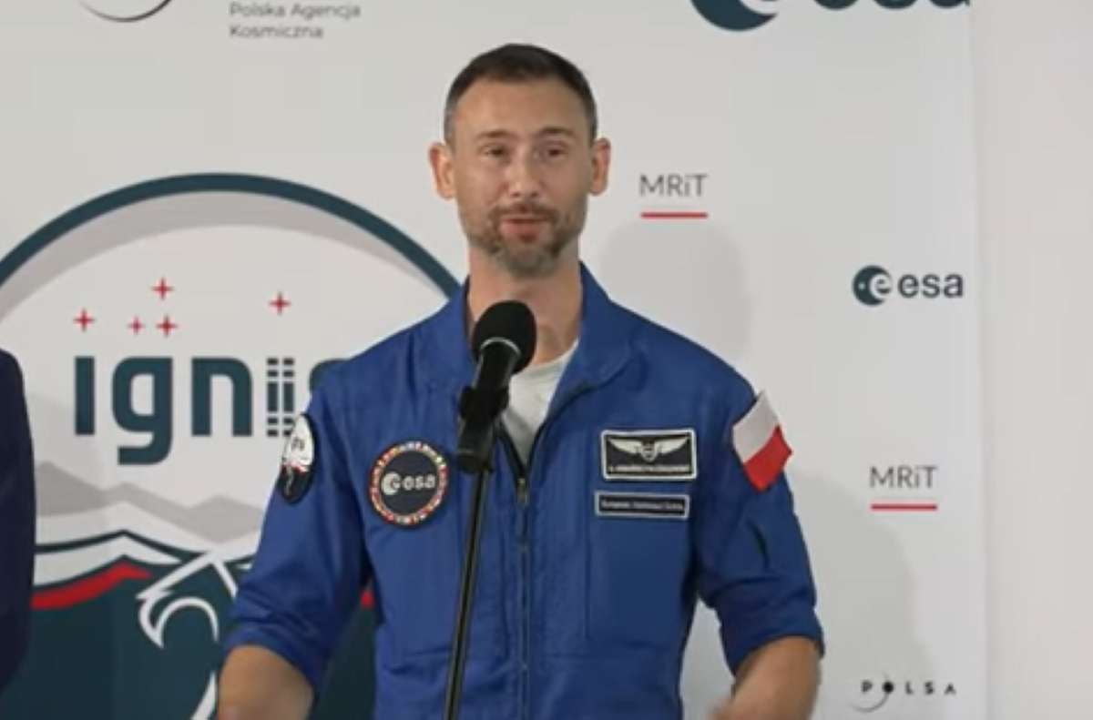 Sławosz Uznański-Wiśniewski wrócił do kraju. Ekspertka przeanalizowała jego zachowanie na lotnisku. Co z niego wyczytała