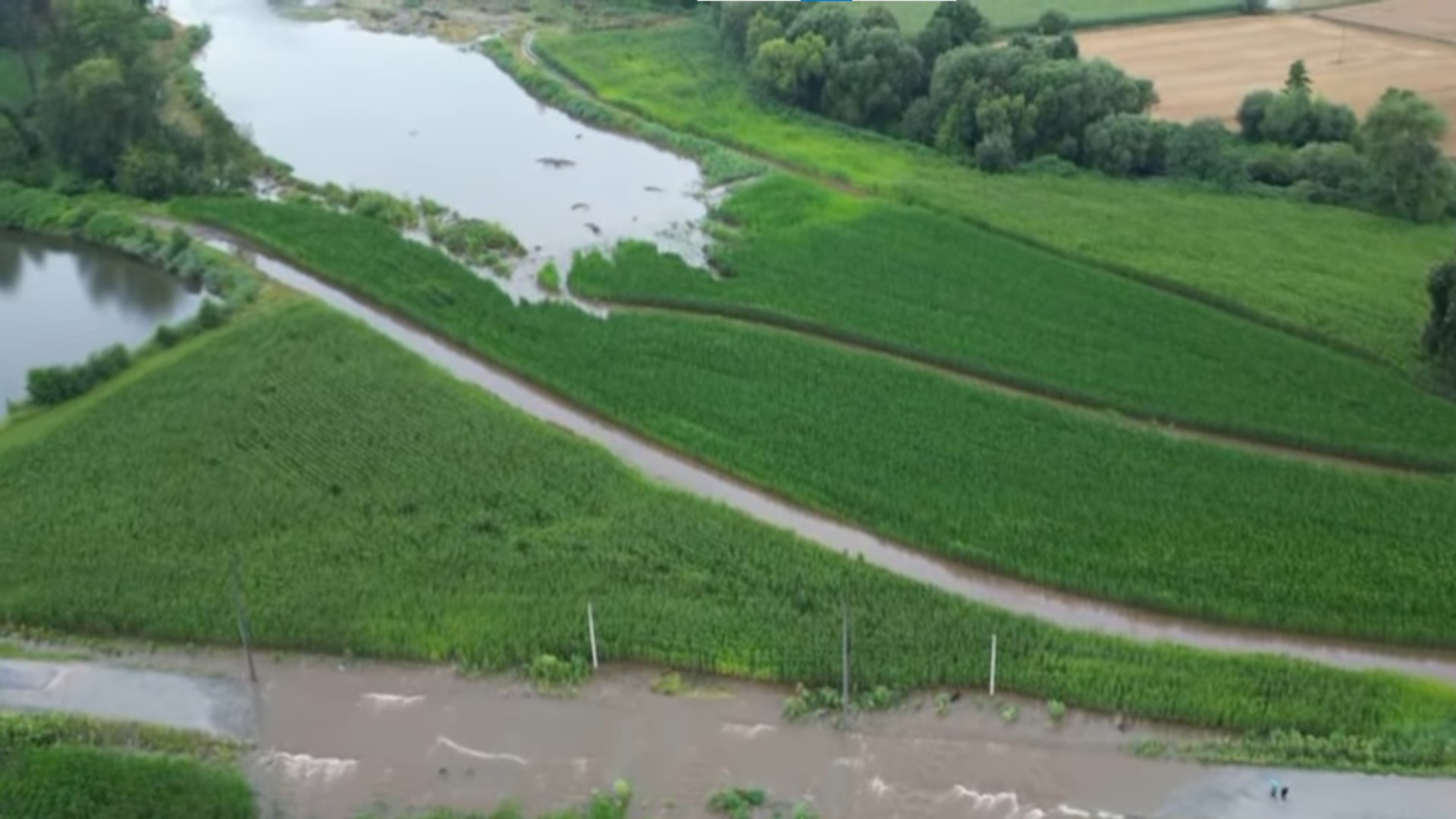 „To jak powtórka z września”. Woda przerwała wał, droga pod wodą