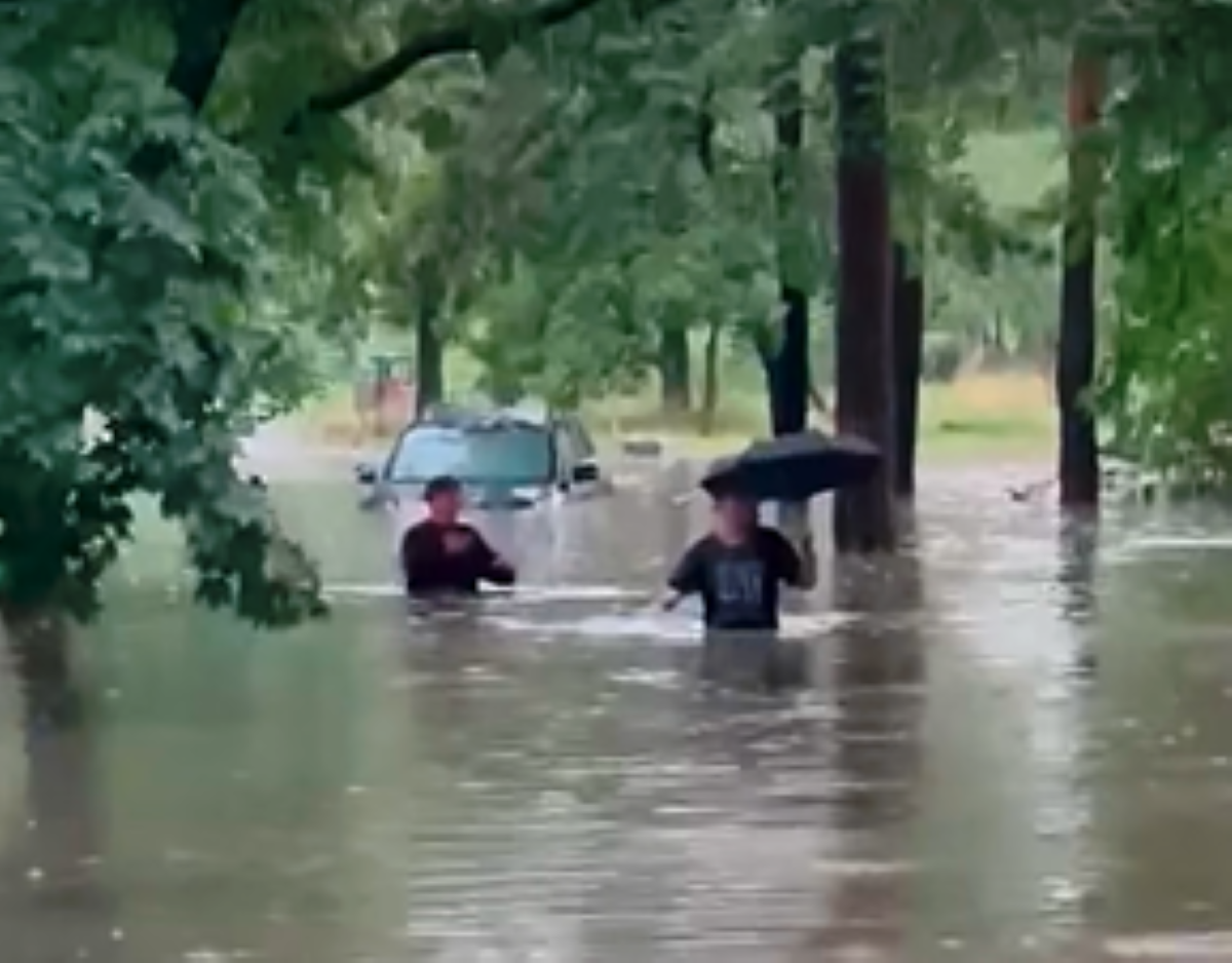 Intensywne opady deszczu dają się we znaki mieszkańcom wielu miejscowości. Sieć obiegły nagrania