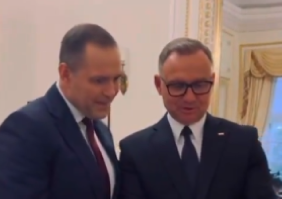 Andrzej Duda spotkał się z Karolem Nawrockim. Wręczył mu dość zaskakujący prezent