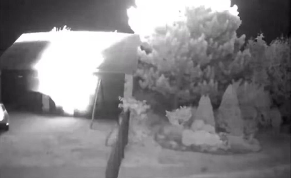 Niezidentyfikowany obiekt spadł na pole kukurydzy. Sieć obiegły nagrania