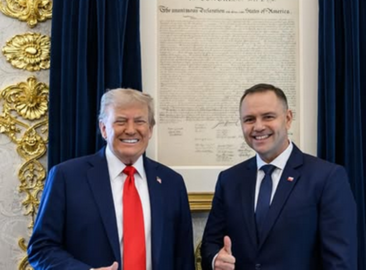Karol Nawrocki nie poleciał do Waszyngtonu z pustymi rękami. To wręczył Donaldowi Trumpowi