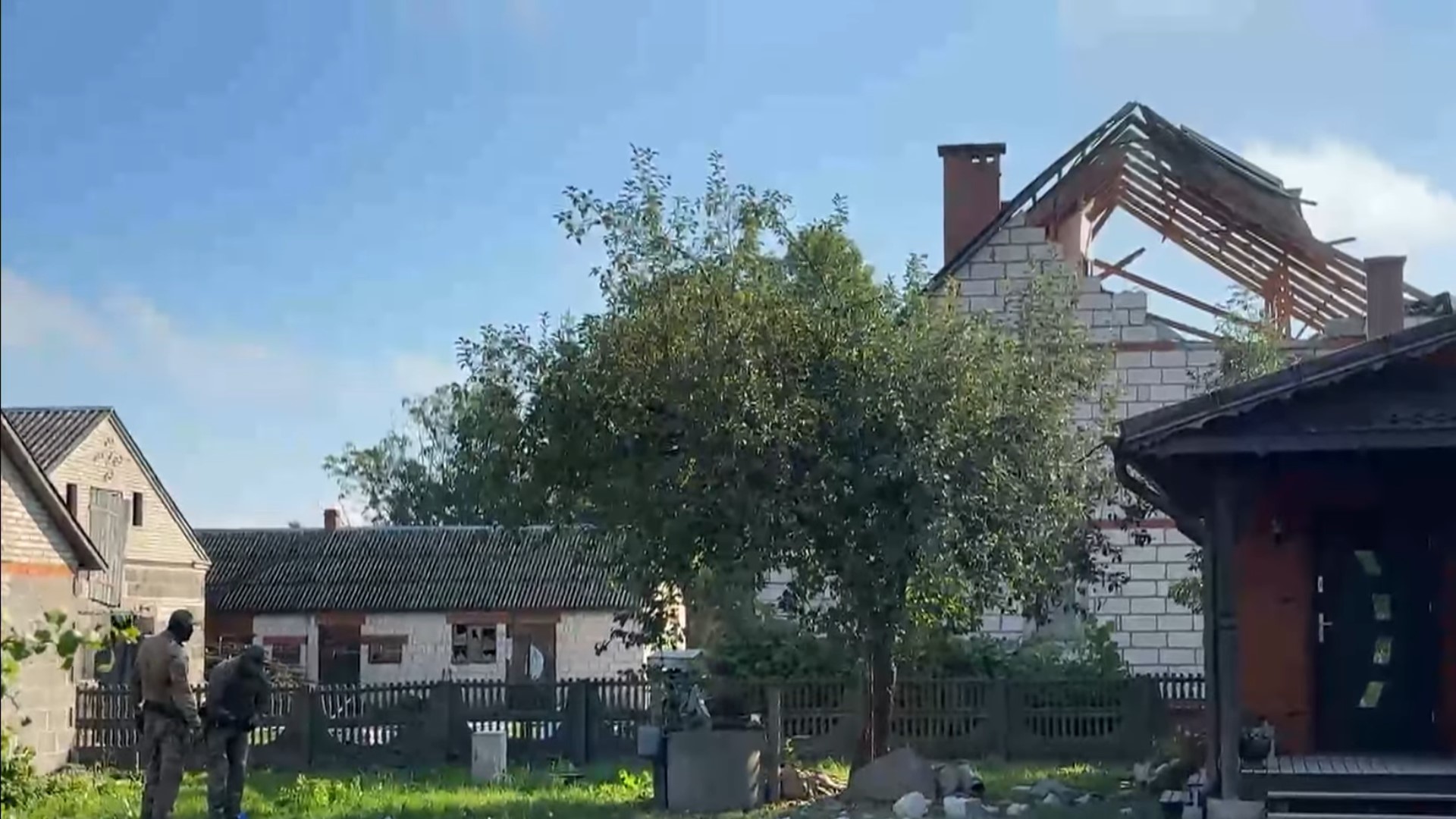 Dron runął na dom w Wyrykach. Co stało się z rodziną, która tam mieszkała