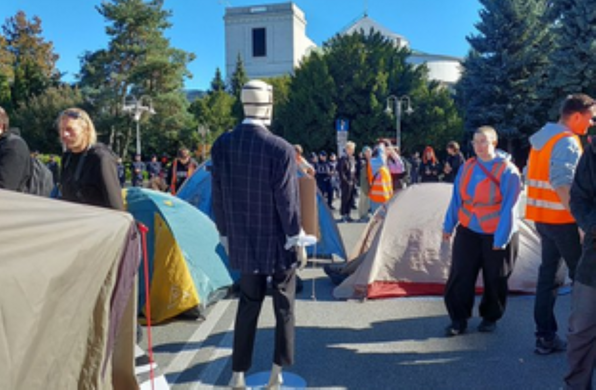 Namioty pojawiły się pod Sejmem. Wiadomo, z jakiego powodu
