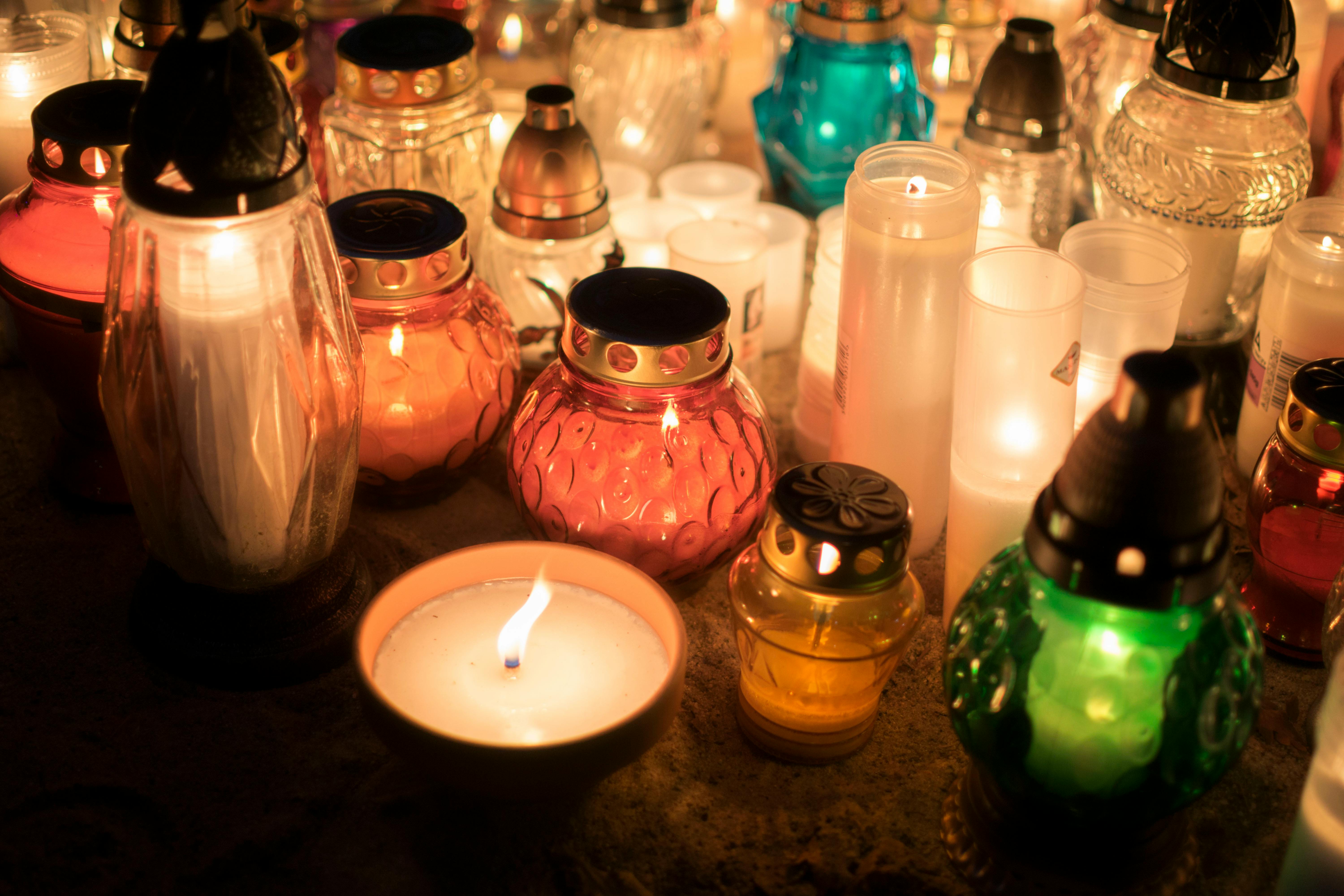 Te znicze nie powinny stanąć na grobach. Ksiądz ostrzega przed częstym błędem przed Wszystkimi Świętymi