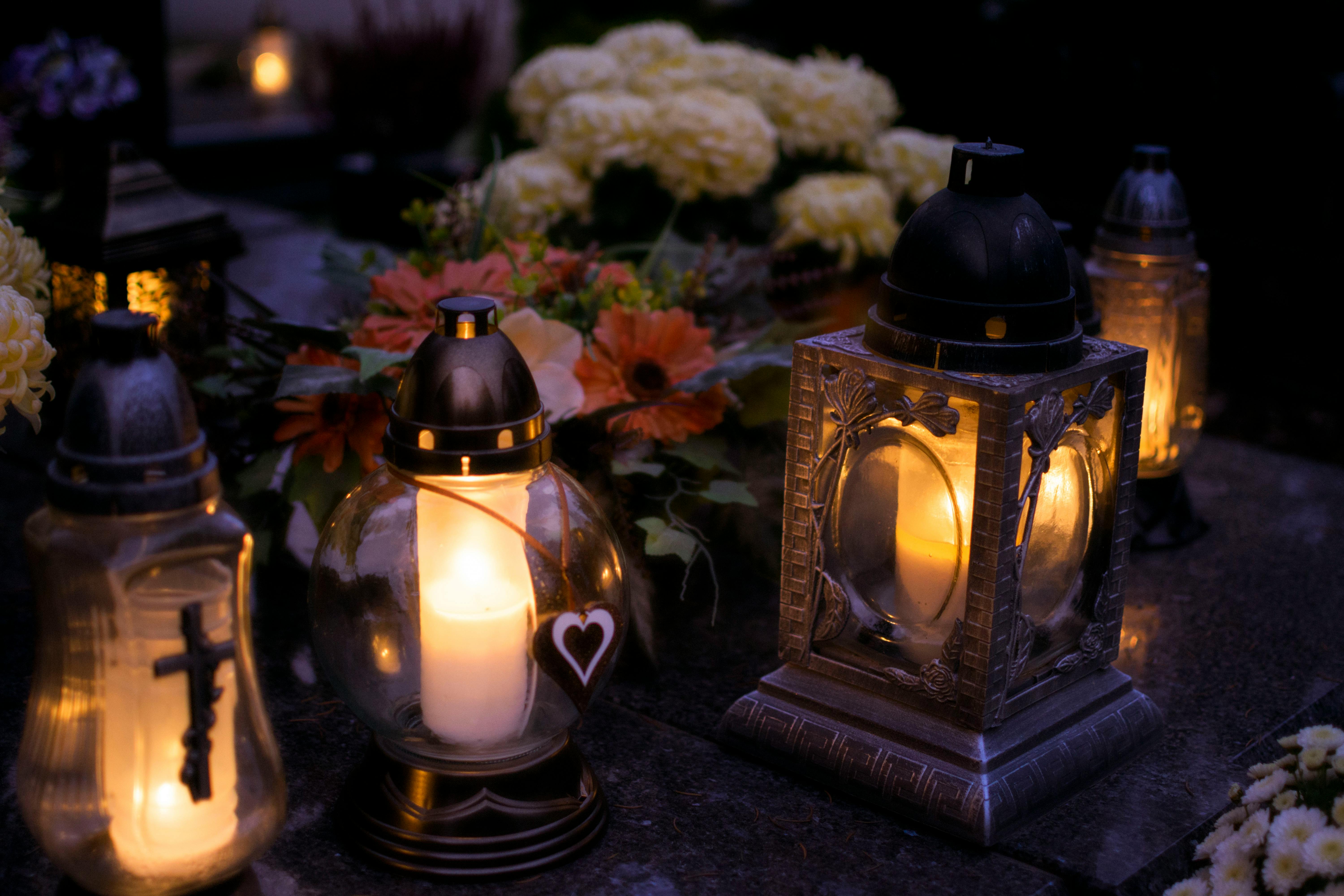 Tegoroczny hit przed Wszystkimi Świętymi. Polacy wydają po kilkaset złotych na znicze