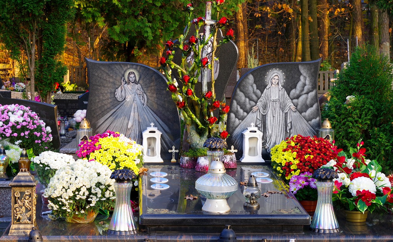 Niefortunne ogłoszenie na cmentarzu. Jedno zdanie wywołało burzę w sieci