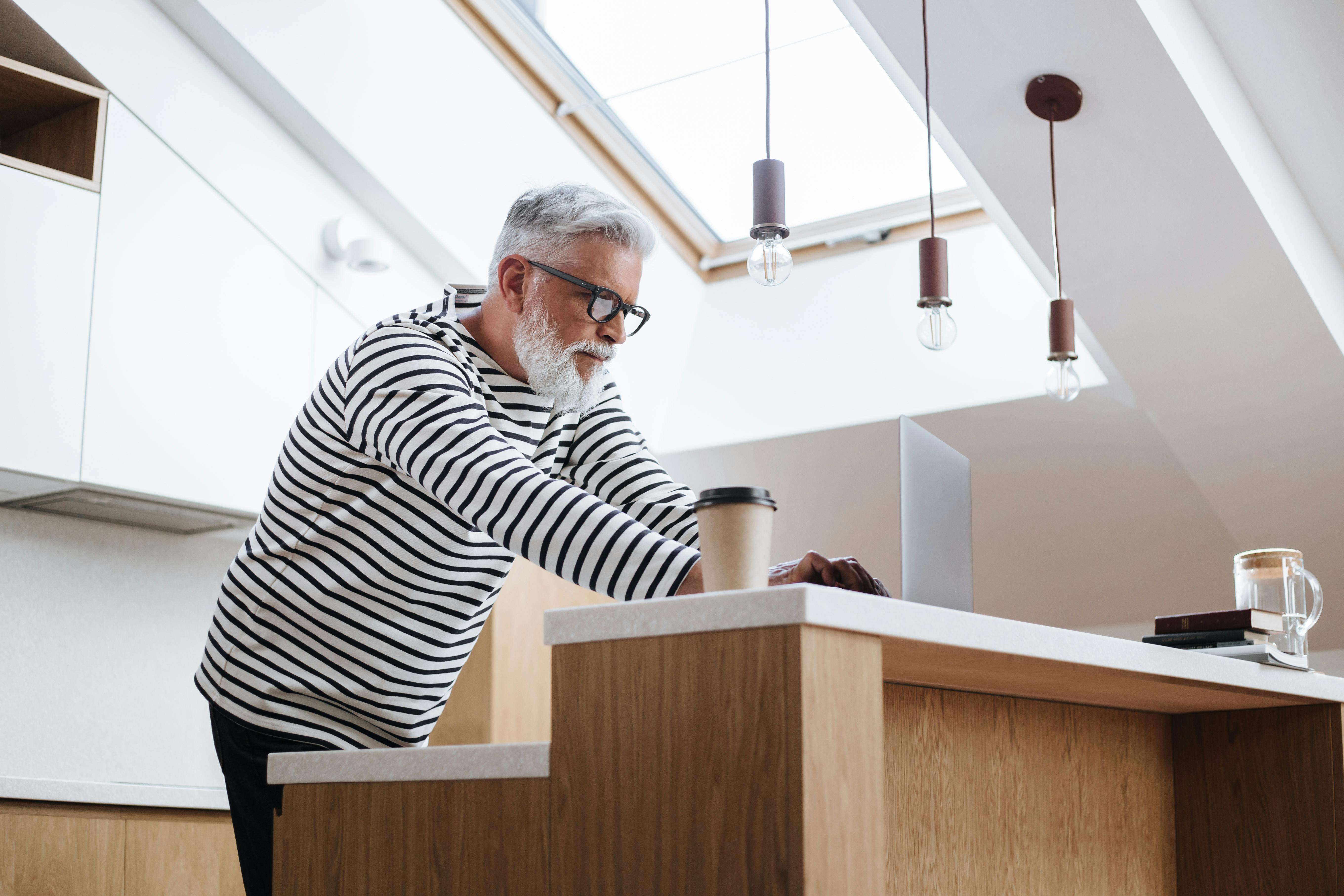 Z życia wzięte. "Mąż po pięćdziesiątce oszalał na punkcie młodych kobiet": Nie mogłam patrzeć, jak odziera mnie z godności